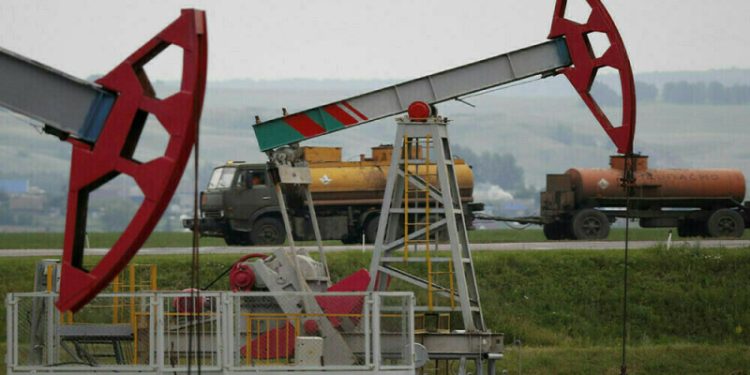 Oil falls as Chinese, US economic data raise fuel demand concerns