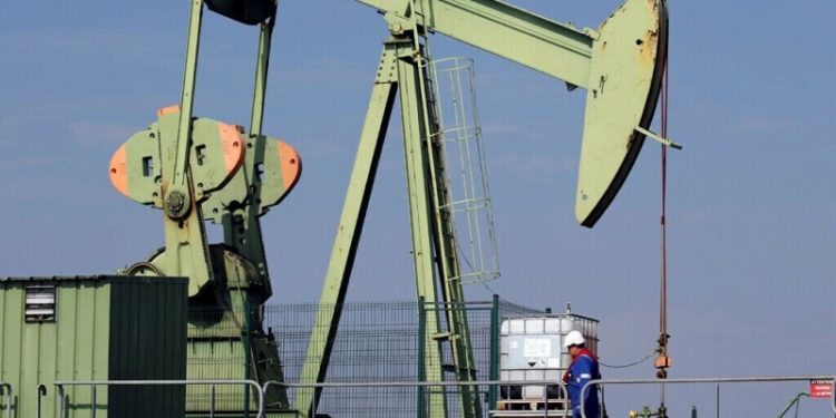 Oil prices set for weekly gain as Ukraine peace process stalls