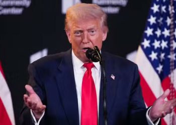 Trump says wants three-way meeting with Putin, Zelensky