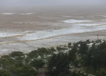 Typhoon Kajiki kills 3 in Vietnam, floods Hanoi streets