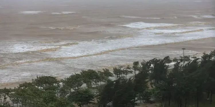 Typhoon Kajiki kills 3 in Vietnam, floods Hanoi streets