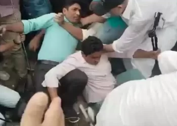 Pindi police book Aleema Khan, Naeem Panjutha, others for violence against journalist outside Adiala Jail