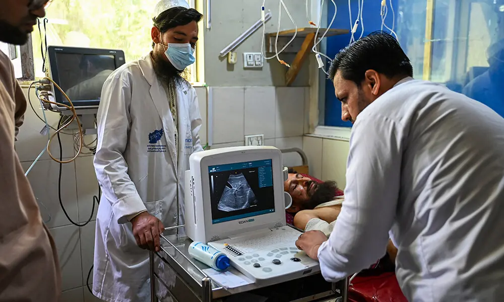 An Afghan man injured during earthquakes, receives treatment at a hospital in Jalalabad on September 2, 2025. More than 800 people have died and over 2,700 were injured from August 31 night to September 1, 2025, in eastern Afghanistan after a 6-magnitude earthquake, followed by at least five aftershocks felt hundreds of kilometers away. Photo: AFP