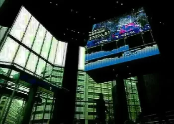 Asia stocks gain, bonds fall as traders judge odds of bigger Fed cut