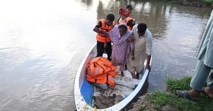 Boatmen Reportedly Charging Flood Victims for Rides