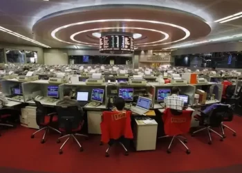 China, HK shares drop as tech drags, investors eye policy support