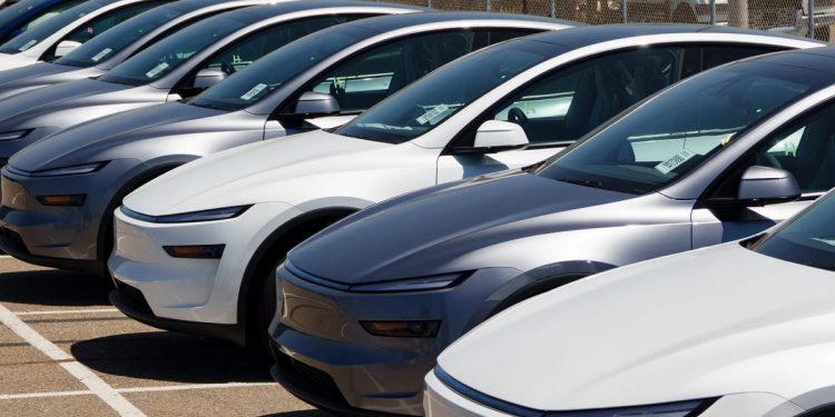 EV sales are setting records ahead of the tax credit going away. It isn't helping Tesla.