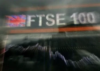 FTSE 100 closes higher on boost from banks, industrials