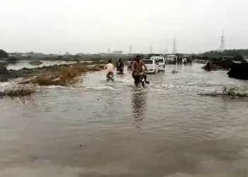Heavy showers, gusty winds likely in Karachi today and tomorrow; 2 teenagers die due to electrocution