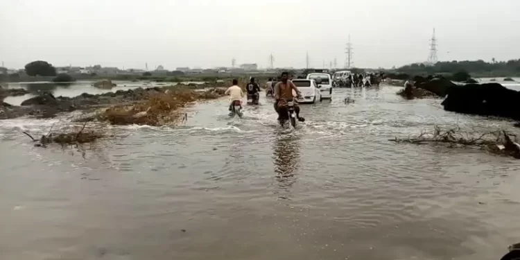 Heavy showers, gusty winds likely in Karachi today and tomorrow; 2 teenagers die due to electrocution