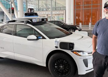 I'm an Uber and Lyft driver who tried a robotaxi for the first time. I'm not impressed.