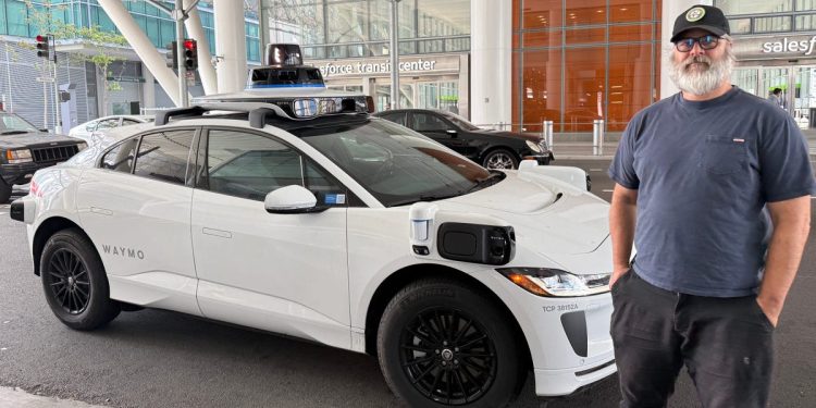 I'm an Uber and Lyft driver who tried a robotaxi for the first time. I'm not impressed.