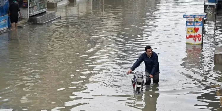 Karachi rain deaths rise to 7; over 300 relocated as heavy showers swell Lyari, Malir rivers