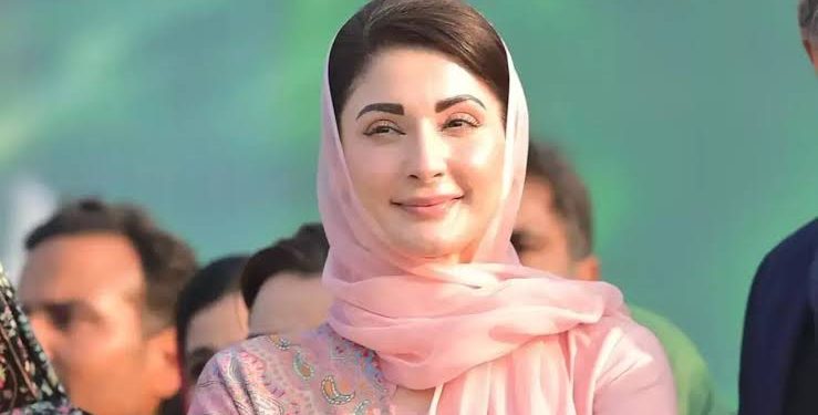 Maryam Nawaz Visits Flood Camps, Uses Sewing Machine Alongside Flood Victims