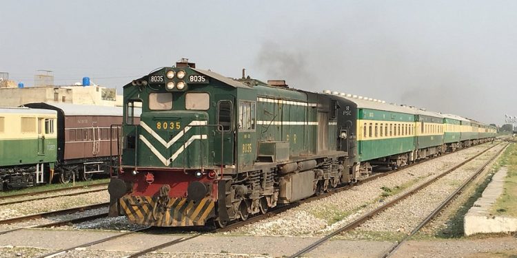 Pakistan Railways Saves Nearly Rs. 1 Billion in Electricity Costs Through Solarization in 8 Months