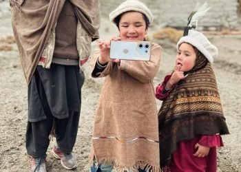 Pakistan’s Young YouTuber Shiraz Installs Clean Water Tubewell in His Village