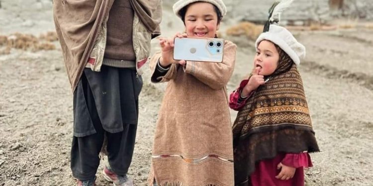 Pakistan’s Young YouTuber Shiraz Installs Clean Water Tubewell in His Village