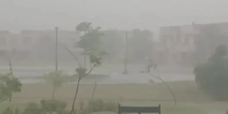 Parts of Karachi receive rain as Met Office warns of urban flooding