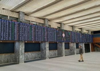 Rally continues, KSE-100 gains over 900 points in early trade