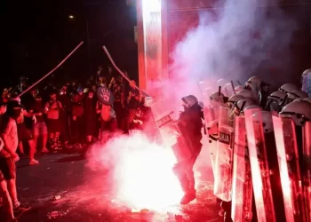 Serbian police use teargas to disperse anti-government protesters