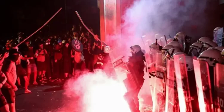 Serbian police use teargas to disperse anti-government protesters