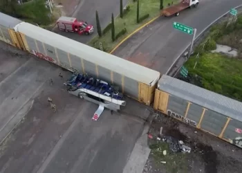 Ten people killed, 61 hurt after Mexican train hits double-decker bus