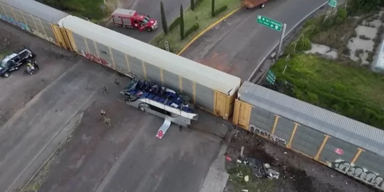 Ten people killed, 61 hurt after Mexican train hits double-decker bus
