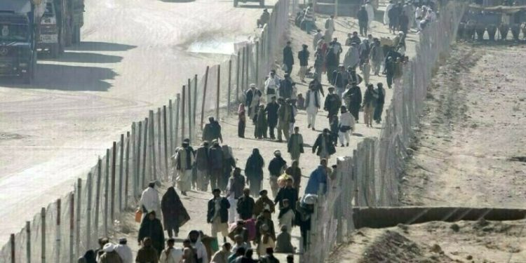 Thousands of Afghans expelled from Pakistan despite quake