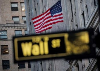 US stocks edge higher after lackluster hiring data