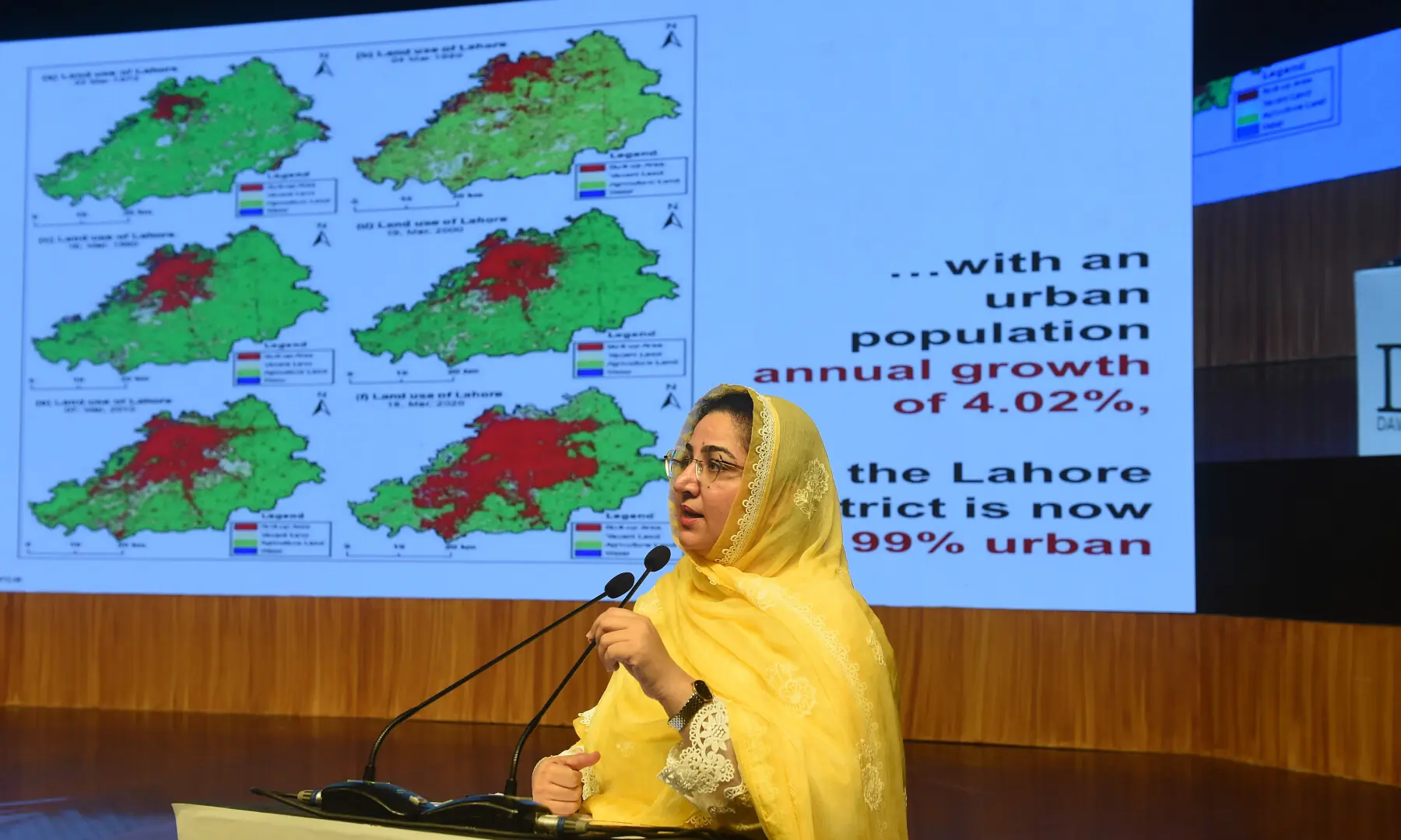  Silwat Saeed, secretary of Punjab’s Environment Protection and Climate Change Department, gives a presentation. — Murtaza Ali / White Star 