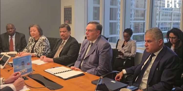 Aurangzeb discusses investment, development financing in Washington meetings