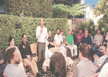 DHA Karachi residents raise civic concerns in rare meeting with authorities