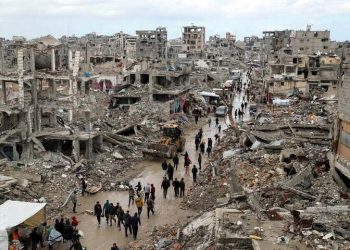 Gazans stream towards wrecked homes