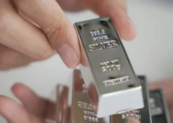 Gold isn’t alone: silver prices skyrocket in Pakistan amid industrial demand