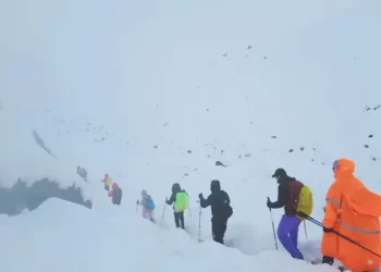 Hundreds of trekkers escape from blizzard-struck Everest in Tibet