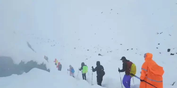 Hundreds of trekkers escape from blizzard-struck Everest in Tibet