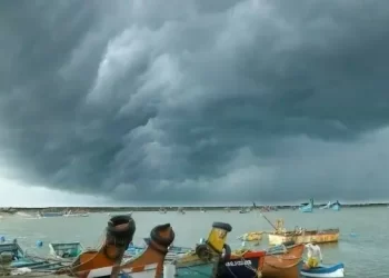 India evacuates tens of thousands as cyclone Montha gains strength