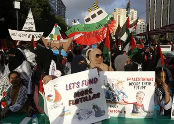 Jamaat-i-Islami supporters carry banners and placards in solidarity with Palestinians at a party rally in Karachi on October 5. — Photo by author
