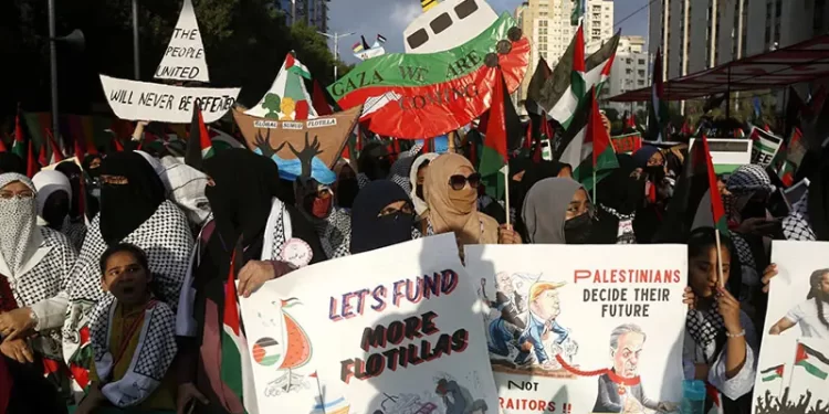 Jamaat-i-Islami supporters carry banners and placards in solidarity with Palestinians at a party rally in Karachi on October 5. — Photo by author
