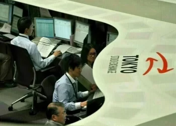 Japanese shares fall as banks track US peers lower, yen gains also weigh