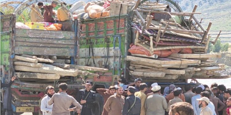 Last group of Afghans leaves Chitral for homeland