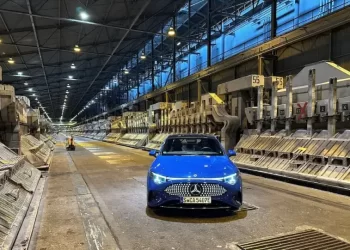 Mercedes-Benz profit plunges on China slump and US tariffs