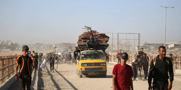 Palestinians return to devastated Gaza City as truce holds