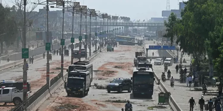 Police say protesters dispersed in Muridke; SHO martyred, 3 TLP workers killed in clash