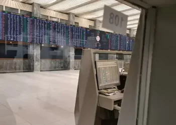 Selling hits bourse, KSE-100 sheds nearly 500 points