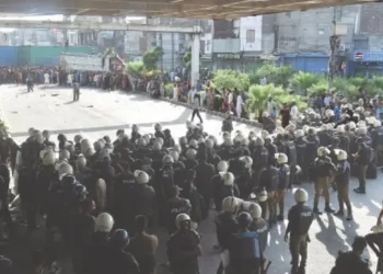 TLP march reaches Muridke; clashes injure at least 40 cops