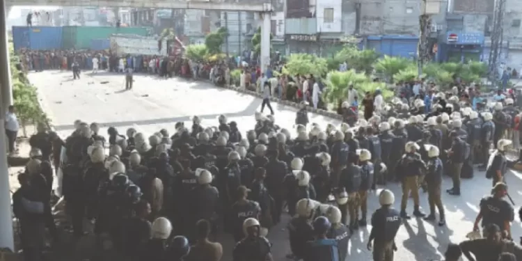 TLP march reaches Muridke; clashes injure at least 40 cops