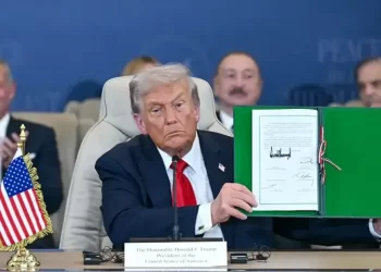 Trump signs ceasefire document with mediators: Last Israeli hostages swapped for Palestinian detainees