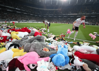 Turkish Football Fans Throw Toys Onto Field for Palestinian Children