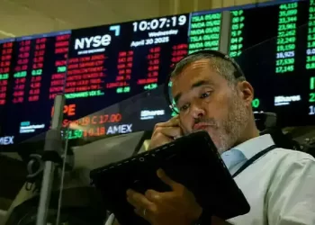 Wall St advances after strong bank earnings, chip stocks’ rally